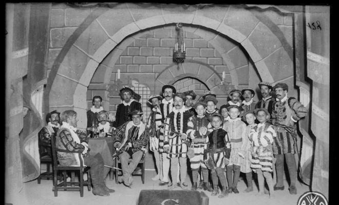 Secció dramàtica de l'Acadèmia Catòlica en una representació sota la direcció d'Esteve Trullàs. Sabadell