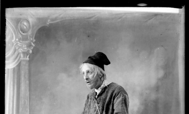 El mendicaire representat per l'actor Marià Torner en l'obra de teatre L'encís de Can feu de J. Serracant Manau. Sabadell