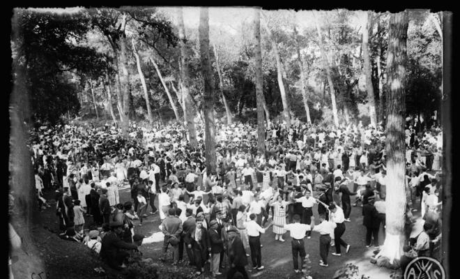 Ball de sardanes al bosc de Can Feu. Sabadell