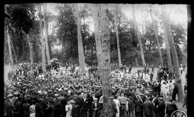 Ball de sardanes al bosc de Can Feu, música a càrrec de la Cobla Principal del Vallès. Festa Major de Sabadell