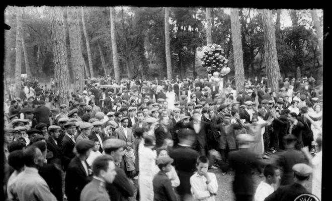 Ball de sardanes al bosc de Can Feu, música a càrrec de la Cobla Principal del Vallès. Festa Major de Sabadell