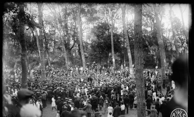 Ball de sardanes al bosc de Can Feu, música a càrrec de la Cobla Principal del Vallès. Festa Major de Sabadell