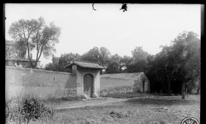 Porta d'entrada del sector nord del castell de Can Feu. Sabadell