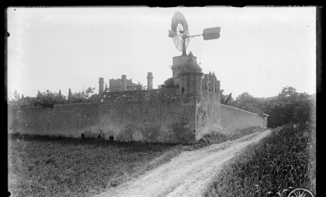 Molí de vent i  muralla nord-est del Castell de Can Feu. Sabadell