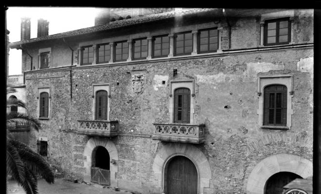 Façana de la torre del castell de Can Feu amb l'escut de la família senyorial. Sabadell