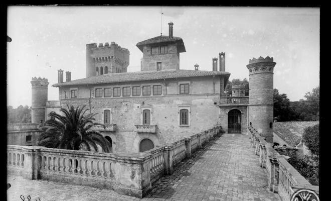 Façana de la casa senyorial de Can Feu vista des d'una terrassa del recinte. Sabadell