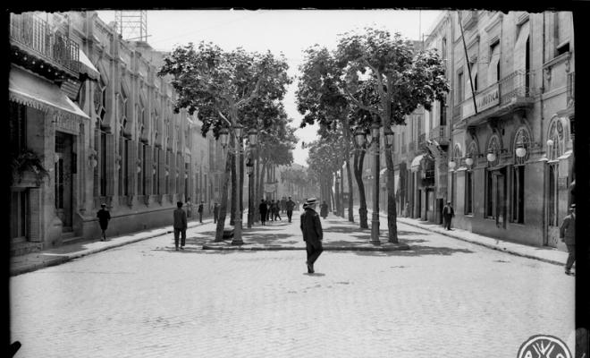 La Rambla de Sabadell amb el teatre Euterpe a l'esquerra i el local de la Unión Patriótica a la dreta. Sabadell