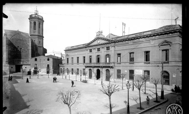 Plaça Pi i Margall, actual plaça Sant Roc, amb l'edifici de l'Ajuntament al fons on hi havia els jutjats. Sabadell