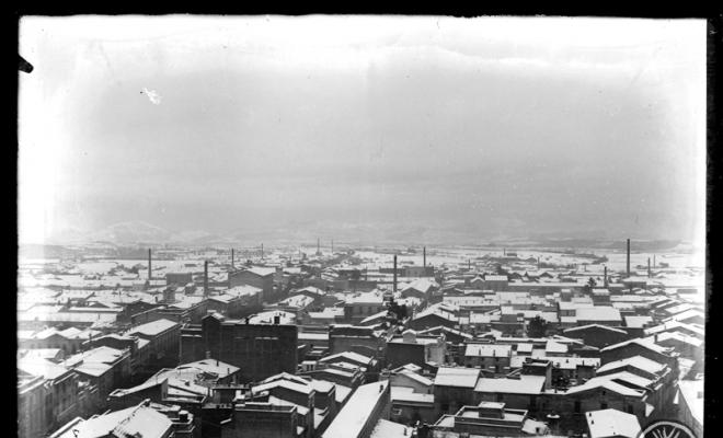 Vista panoràmica de Sabadell nevat des del campanar de Sant Feliu. Sabadell
