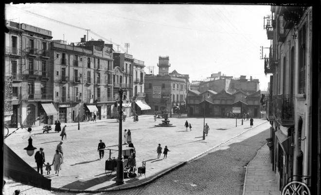 Plaça Major amb l'antic mercat al fons. Sabadell