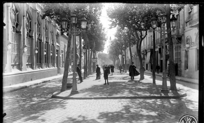 Principi de la Rambla de Sabadell, a l'esquerra la façana del cafè-teatre Euterpe. Sabadell