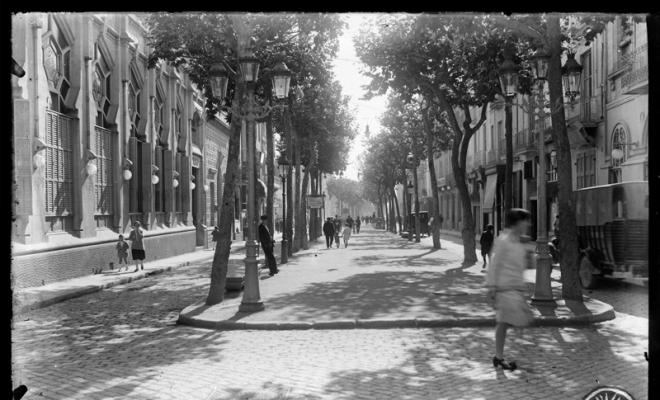 Principi de la Rambla de Sabadell, a l'esquerra la façana del cafè-teatre Euterpe. Sabadell