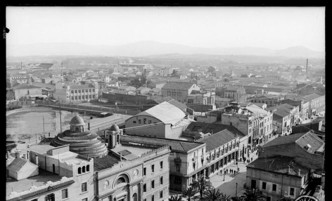 Panoràmica de la Plaça del Doctor Robert, amb les seves palmeres i jardins, i de l'inici de la Rambla. Sabadell