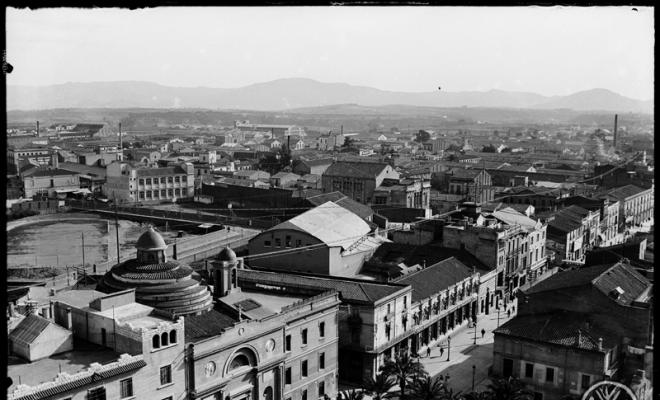 Panoràmica de la Plaça del Doctor Robert i de l'inici de la Rambla. Sabadell