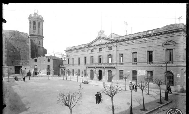 Plaça Sant Roc de Sabadell amb l'edifici de l'Ajuntament i l'església de Sant Feliu al fons. Sabadell