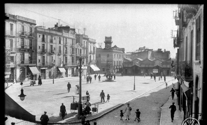 La Plaça Major de Sabadell, al fons les peixateries. Sabadell