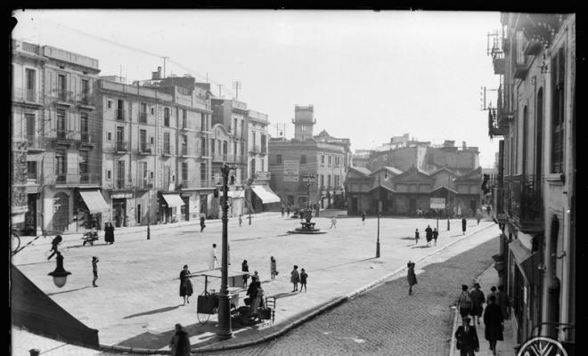 Plaça Major amb les peixateries al fons. Sabadell