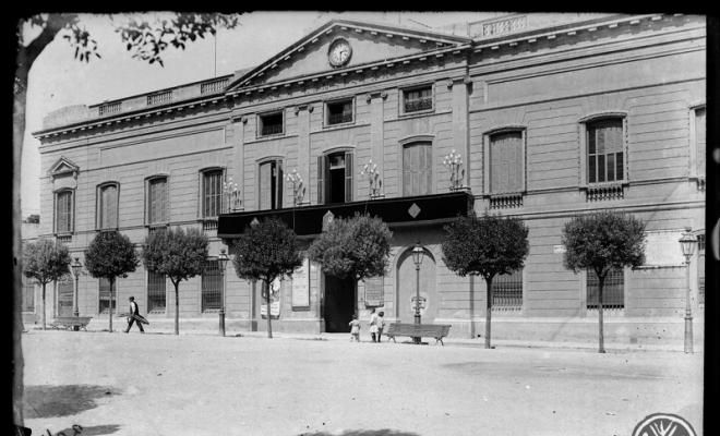 Façana de l'Ajuntament de Sabadell a la plaça Sant Roc. Festa Major de Sabadell
