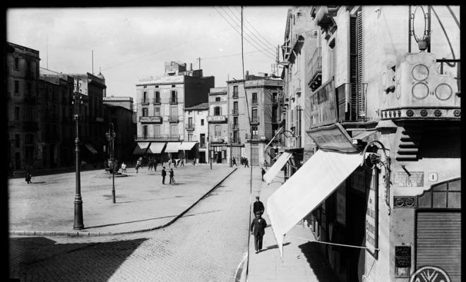 Plaza Major de Sabadell, en primer terme la botiga Casa Teresona. Sabadell