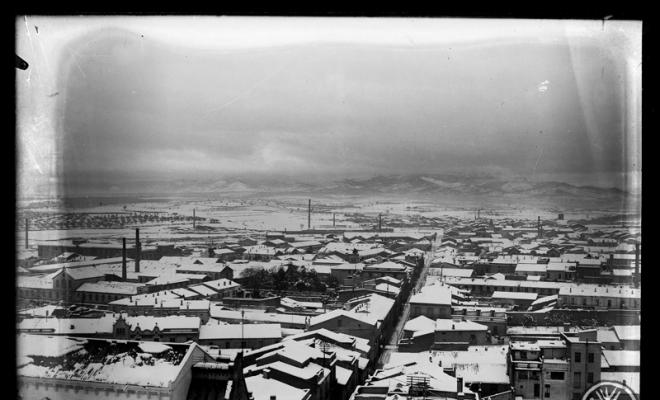 Panoràmica de Sabadell nevat des del campanar de Sant Feliu. Sabadell