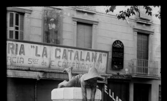 Font de la Granota  o Font dels nanus obra de Josep Renom i Costa a la cantonada del carrer Bèlgica, actual carrer Jardí, amb la Rambla. Sabadell