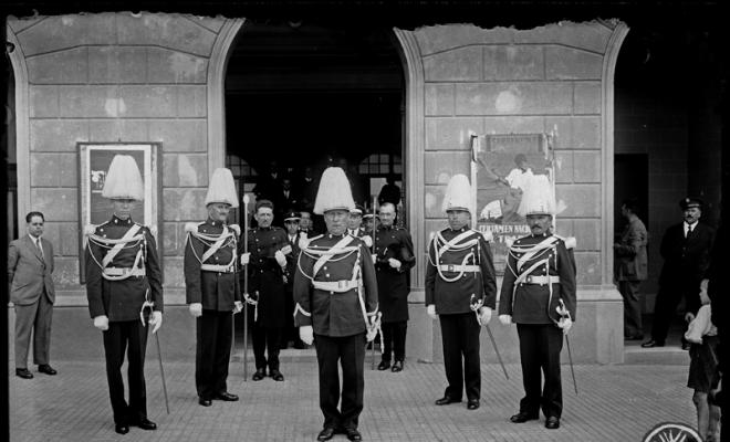 Els guàrdies municipals de la ciutat estrenant uniforme de gala amb motiu de la Festa Major. Sabadell,