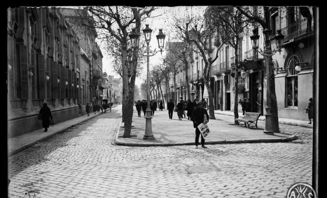 Manel Tronchoni Ginés amb un diari a la mà a l'inici de La Rambla de Sabadell. A l'esquerra la façana del cafè Euterpe