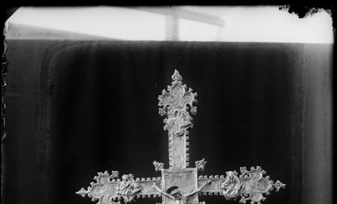 Anvers de creu processional amb Sant Crist. Església de Sant Feliu de Sabadell