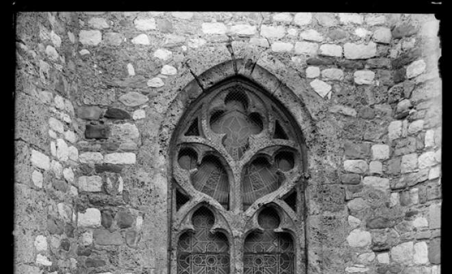 Finestral gòtic del segle XV a l'absis de l'església de Sant Feliu. Actual capella del Sagrament. Sabadell