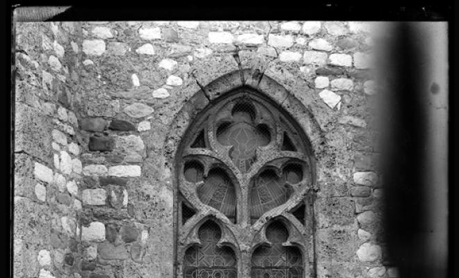 Finestral gòtic del segle XV de l'església de Sant Feliu. Sabadell