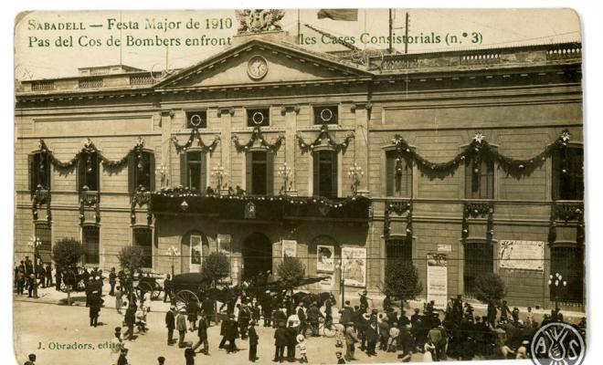 Sabadell. Festa Major de 1910. Pas del cos de bombers enfront les cases consistorials (nº3)