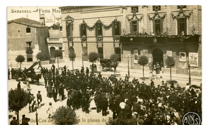 Sabadell. Festa Major de 1910. Pas del cos de bombers enfront les cases consistorials (nº2)
