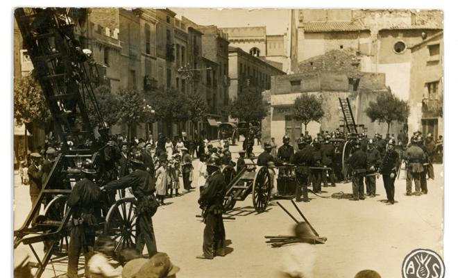 Demostració del cos de bombers a la plaça Sant Roc. Edició postal.
