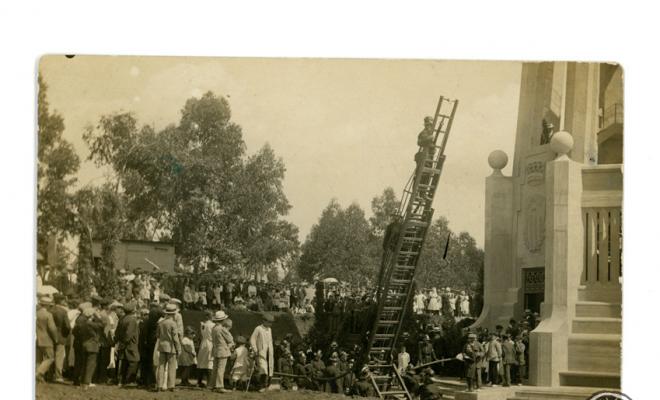 Demostració del cos de bombers durant la inauguració de la Torre de l'Aigua. Festa Major de Sabadell. Edició postal.