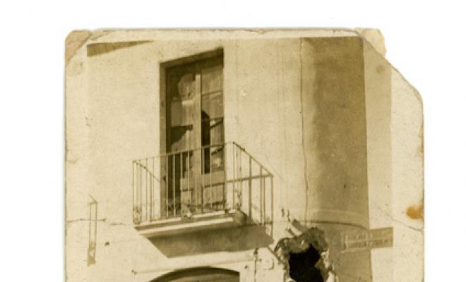 Estralls causats durant la revolta del mes d'agost de 1917 a la façana del bar El Diluvio, (regentat per Magí Marcé) a la carretera de Barcelona, cantonada amb carretera de Molins de Rei