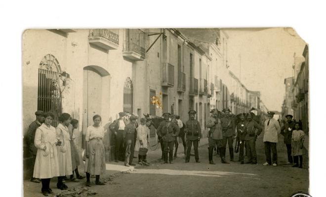 Patrulles de la Guàrdia Civil al carrer Estrella en motiu de la vaga de l'agost de 1917. Sabadell. Edició postal.