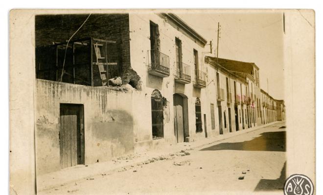 Façana de la Federación Obrera de Sabadell amb impactes de bala en motiu de la Vaga general. Carrer de l'Estrella. Sabadell. Edició postal.