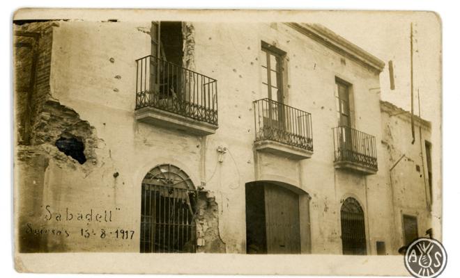 Façana de la Federación Obrera de Sabadell amb impactes de bala en motiu de la Vaga general. Carrer de l'Estrella. Sabadell. Edició postal.