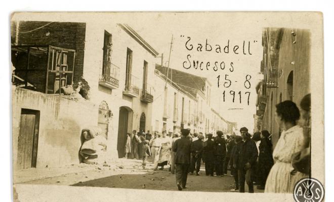 Façana de la Federación Obrera de Sabadell amb impactes de bala en motiu de la Vaga general. Carrer de l'Estrella. Sabadell. Edició postal.