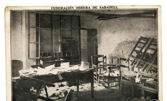 Façana de la Federación Obrera de Sabadell amb impactes de bala en motiu de la Vaga general. Carrer de l'Estrella. Sabadell. Edició postal.