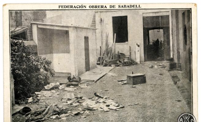 Façana de la Federación Obrera de Sabadell amb impactes de bala en motiu de la Vaga general. Carrer de l'Estrella. Sabadell. Edició postal.