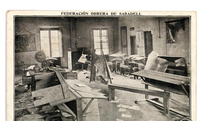 Façana de la Federación Obrera de Sabadell amb impactes de bala en motiu de la Vaga general. Carrer de l'Estrella. Sabadell. Edició postal.