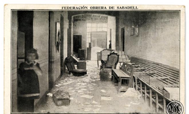 Façana de la Federación Obrera de Sabadell amb impactes de bala en motiu de la Vaga general. Carrer de l'Estrella. Sabadell. Edició postal.