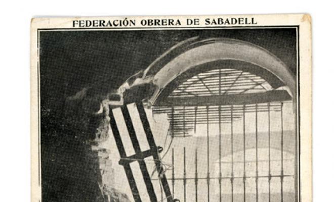 Façana de la Federación Obrera de Sabadell amb impactes de bala en motiu de la Vaga general. Carrer de l'Estrella. Sabadell. Edició postal.