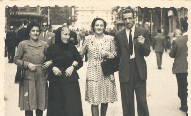 Grup familiar passejant per la Rambla de Barcelona