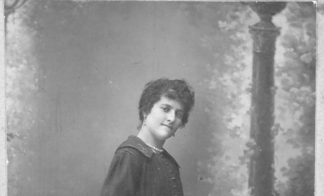 Retrat d'estudi d'una dona