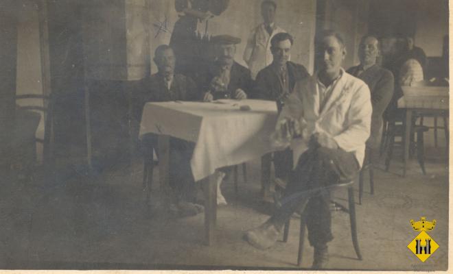 Grup d'homes a un bar