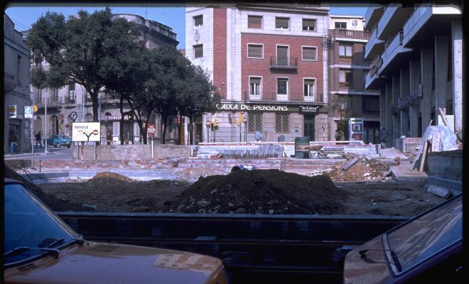 Obres a la plaça dels Quatre Cantons. 