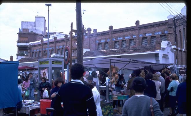 Mercat setmanal davant del mercat municipal de Sant Pere.
