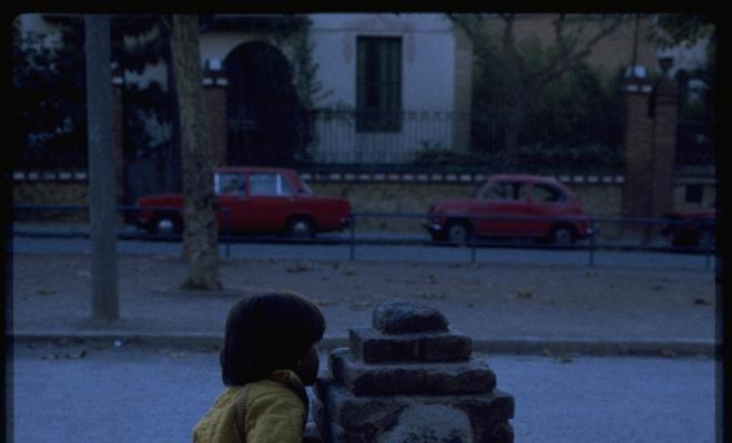 Infants jugant a fet i amagar. 